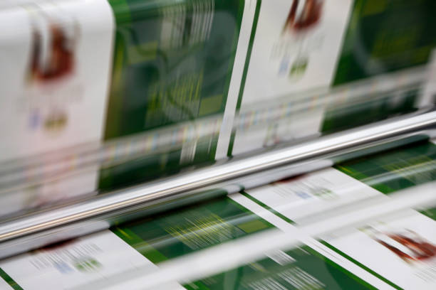 revista la impresión offset máquina primer plano - printout industry store workshop fotografías e imágenes de stock