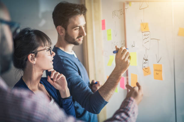 gens d’affaires créatives jeunes réunis au bureau. - atelier photos et images de collection