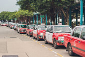 eine-flotte-von-hong-kong-taxis-warten-auf-ein-taxi-stand-hong-kong-taxis-sind-leicht-zu.jpg?b=1&s=170x170&k=20&c=yqzBLycgQIdgbvltJt4dvQYYJYNV4trFnP6e7wWm5mw=