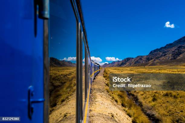 Vistas Desde El Tren Entre Cusco Y Puno Perú Foto de stock y más banco de imágenes de Perú - Perú, Tren, Machu Picchu