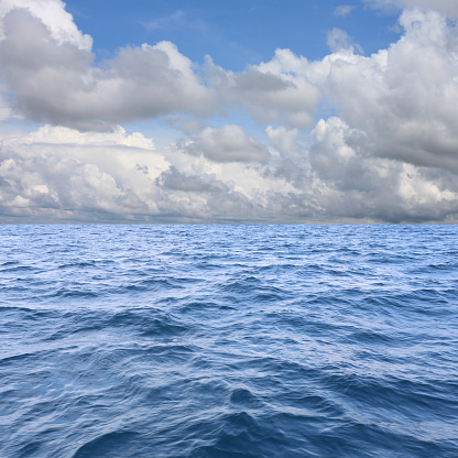 Mar Ola azul cielo fondo y en verano de océano tropical. photo