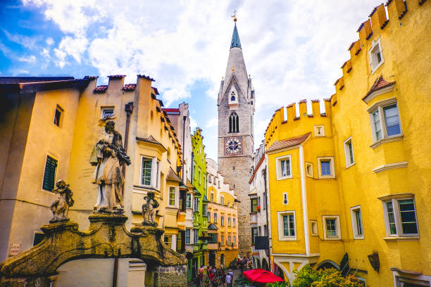 torre bianca de bressanone (brixen) - south tyrol - provincia de bozen (bolzano) - italia - tirol fotografías e imágenes de stock