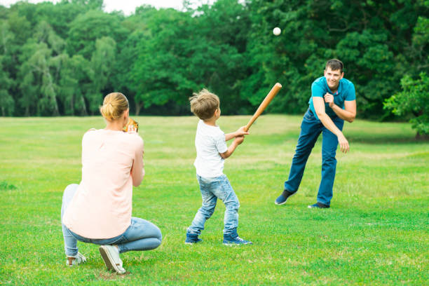 가족 공원에서 함께 연주 - ball throwing child men 뉴스 사진 이미지