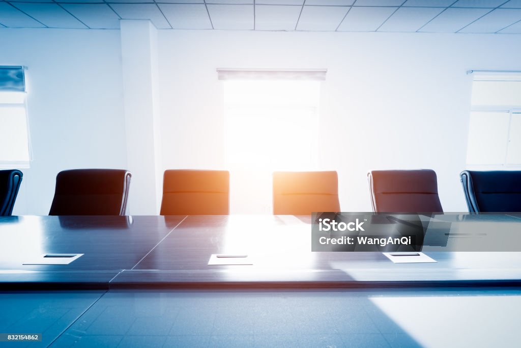 Eine leere Meetingraum mit Konferenztisch - Lizenzfrei Tisch Stock-Foto