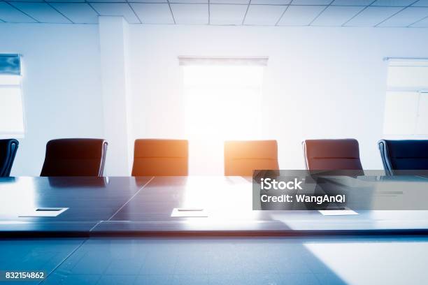 Eine Leere Meetingraum Mit Konferenztisch Stockfoto und mehr Bilder von Tisch - Tisch, Sitz, Konferenztisch
