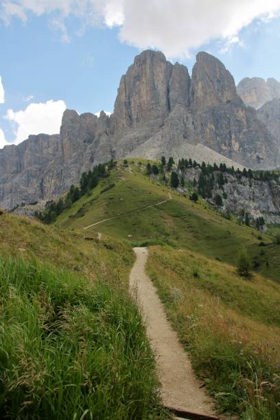 paisaje de dolomita - corvara fotografías e imágenes de stock