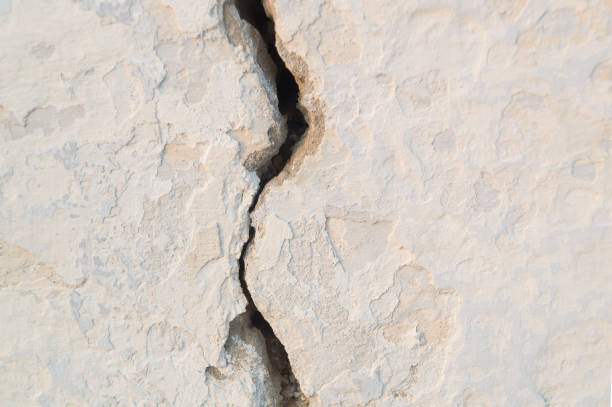 istock Big vertial crack in the old white painted wall. Destruction concept 832159838
