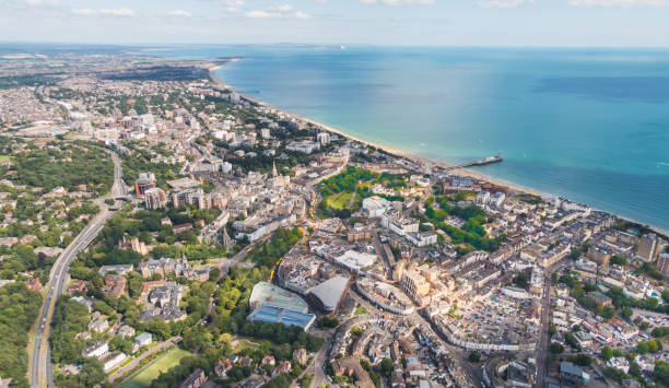 vista aérea sobre bournemouth com praia e pier - bournemouth - fotografias e filmes do acervo