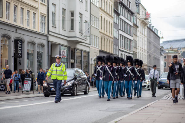 guarda real dinamarquesa em copenhaga - honor guard protection security guard tourist - fotografias e filmes do acervo