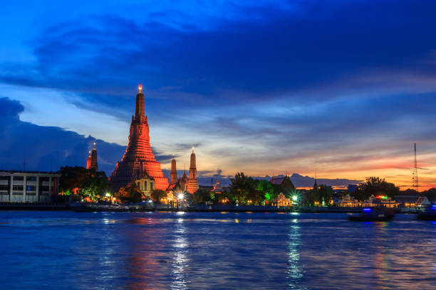 istock Wat Arun Ratchawararam Ratchawaramahawihan in sunset time 832237832