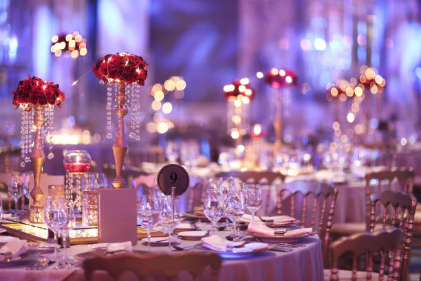 ajuste de la tabla en una recepción de boda de lujo - wedding reception wedding table hotel reception fotografías e imágenes de stock