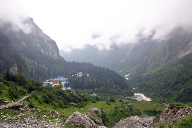 town of gangria, gateway to valley of flowers - garhwal imagens e fotografias de stock