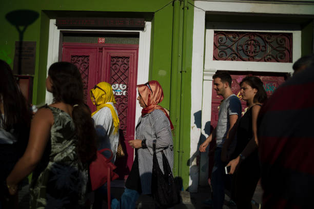 pessoas andando em kibris sehitler street, izmir, turquia - mc2 - fotografias e filmes do acervo