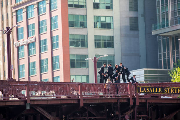 garçons d’honneur brave debout sur un pont pour une photo, le centre-ville de chicago - anti smoking photos et images de collection
