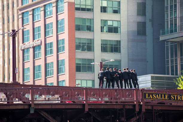 garçons d’honneur brave debout sur un pont pour une photo, le centre-ville de chicago - anti smoking photos et images de collection