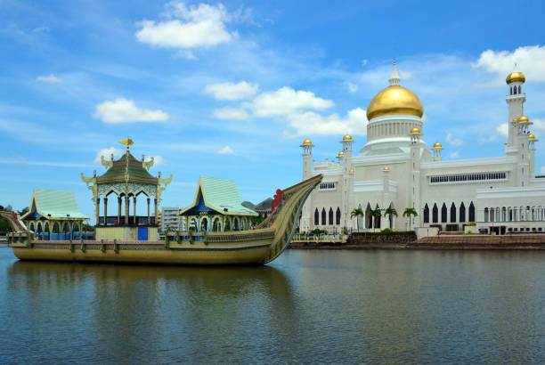 istock Sultan Omar Ali Saifuddin mosque and pond, Bandar Seri Begawan, Brunei 832632342