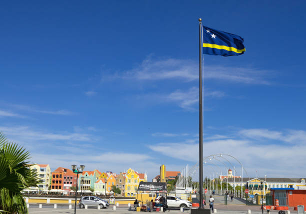 suspensão de bandeira de curaçao alta sobre o brionplein em willemstad - otrobanda - fotografias e filmes do acervo