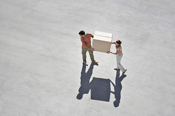 pareja caja de transporte - moving house physical activity moving van box fotografías e imágenes de stock