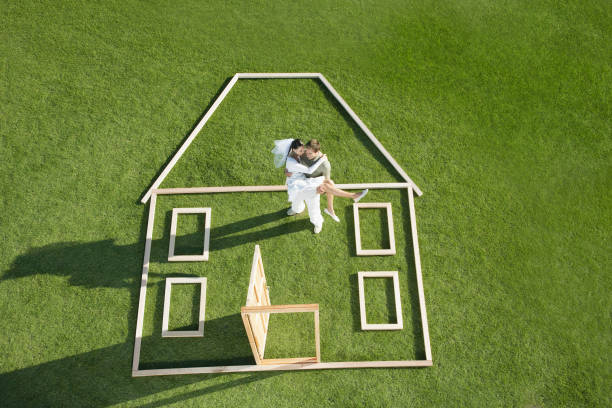 mariée et le marié debout à l'intérieur de la maison contour - wedding bride buying caucasian photos et images de collection