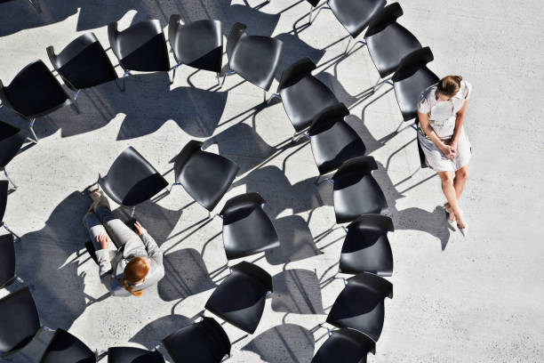 espiral businesswomen sentado em cadeiras de escritório - high angle view people people in a row directly above imagens e fotografias de stock