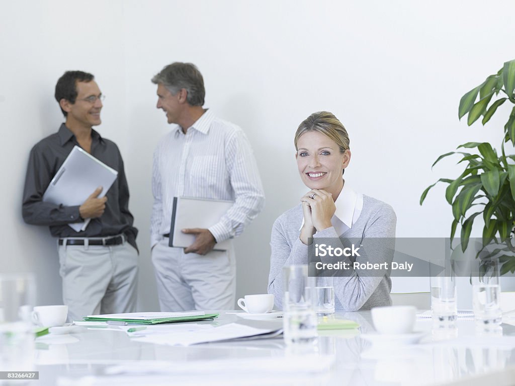 Uomini d'affari in sala conferenze - Foto stock royalty-free di 35-39 anni