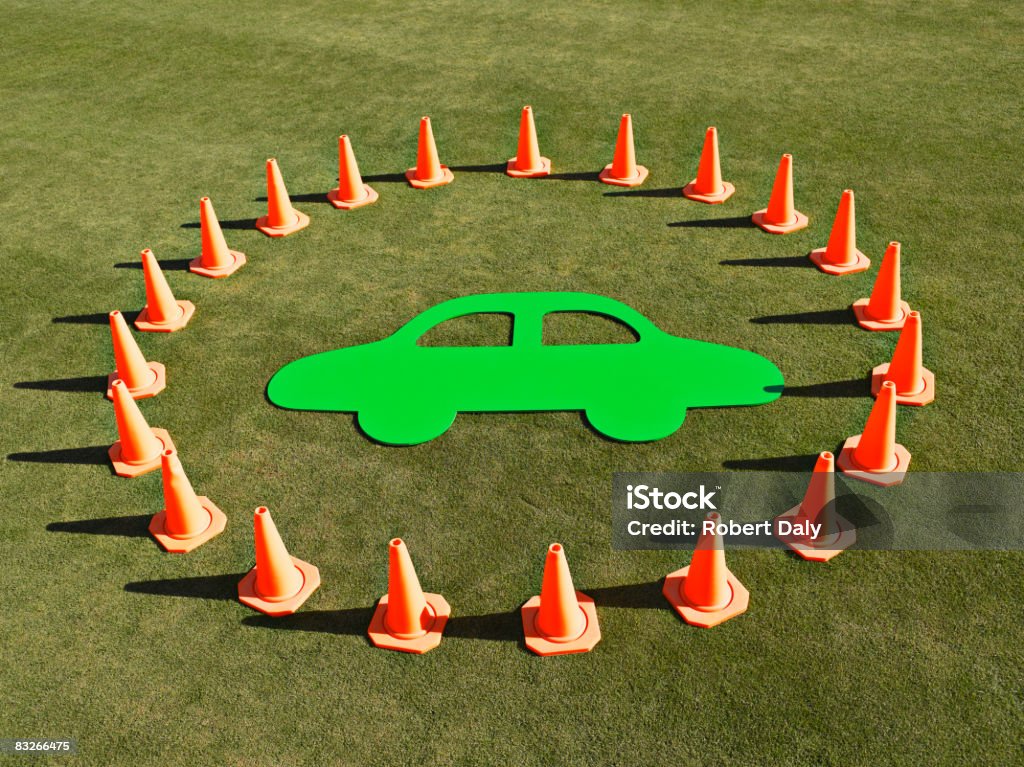 Recorte de carro rodeada por cones de Trânsito - Royalty-free Proibido Foto de stock