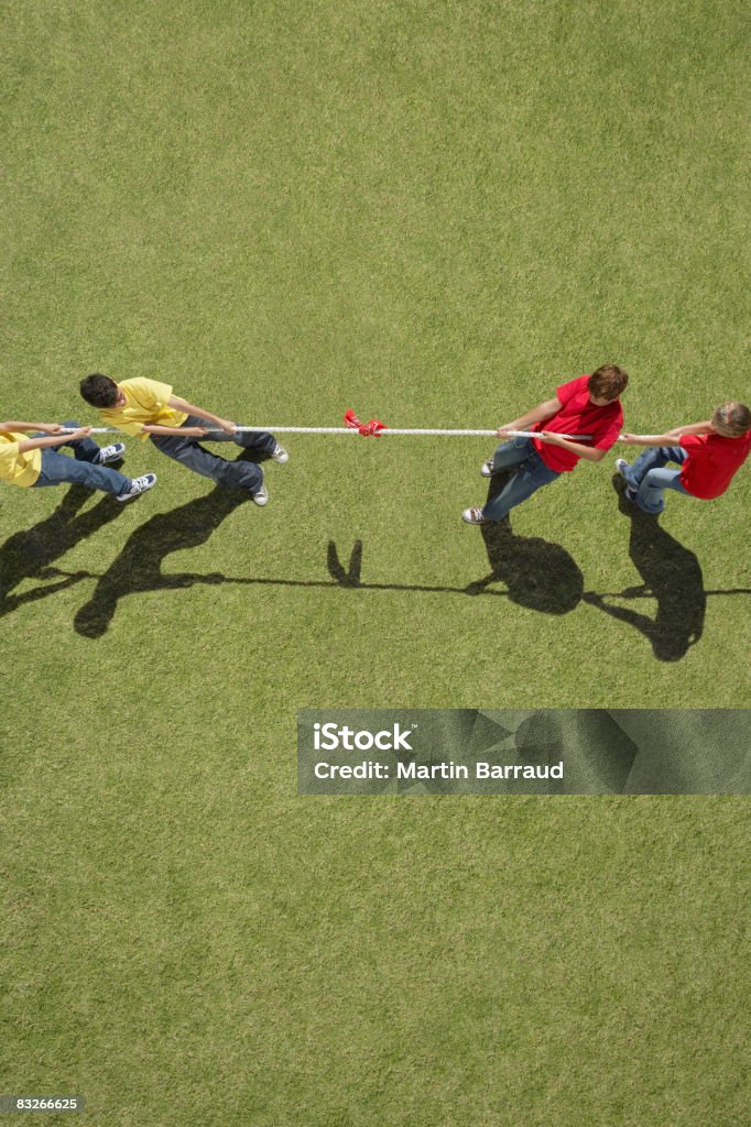 Gruppe der Kinder spielen Tauziehen - Lizenzfrei Tauziehen Stock-Foto