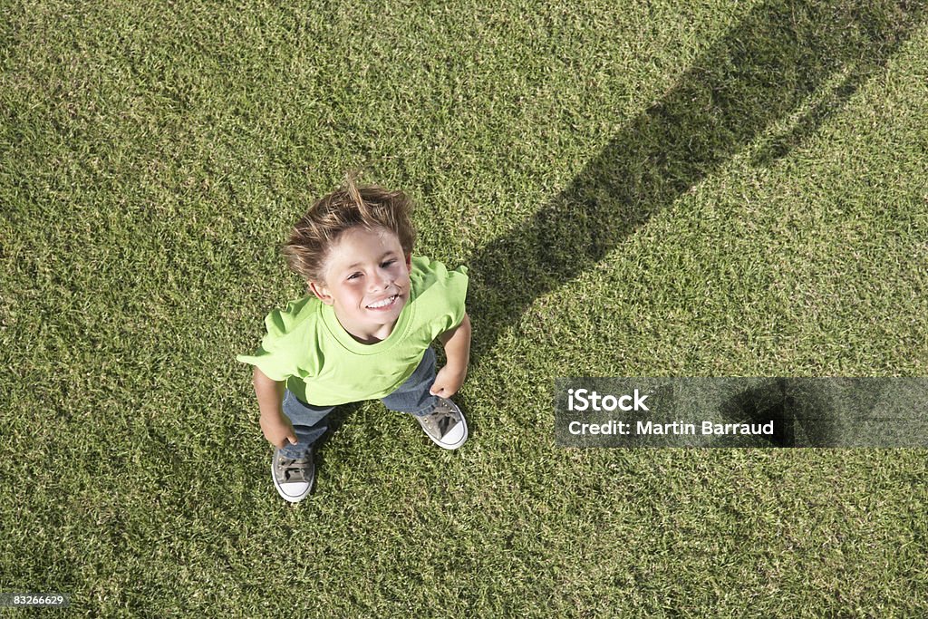 Vista de alto ângulo de jovem rapaz olhando para a câmera - Foto de stock de Criança royalty-free