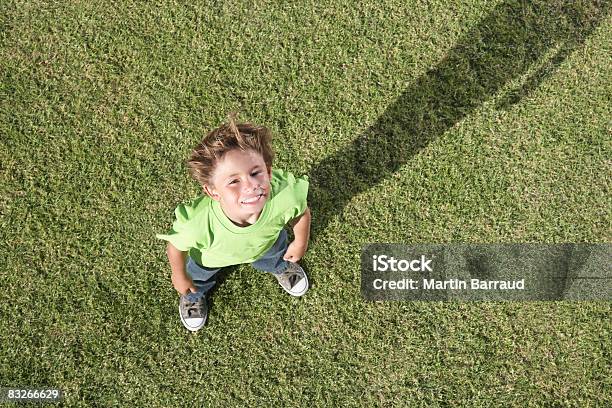 Foto de Vista De Alto Ângulo De Jovem Rapaz Olhando Para A Câmera e mais fotos de stock de Criança