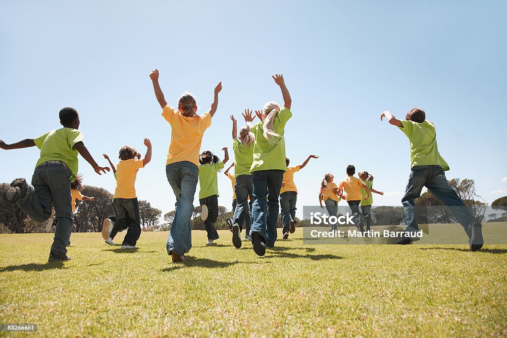 Grupo de niños corriendo en el parque y aclamando - Foto de stock de Niño libre de derechos