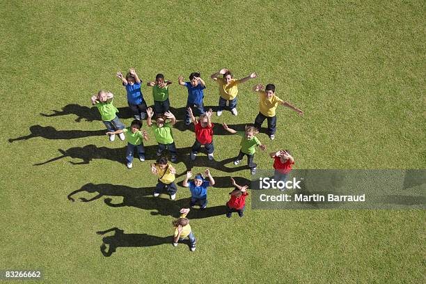 Gruppe Von Kindern Winken Stockfoto und mehr Bilder von Kind - Kind, Winken, Ansicht aus erhöhter Perspektive