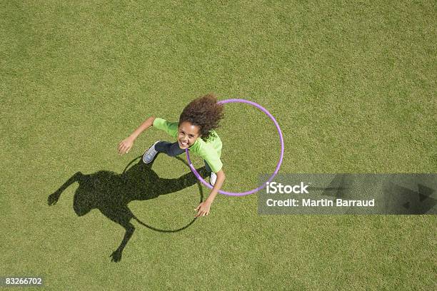 Giovane Ragazza A Giocare Con Lhula Hoop - Fotografie stock e altre immagini di Veduta dall'alto - Veduta dall'alto, Bambino, Veduta in pianta