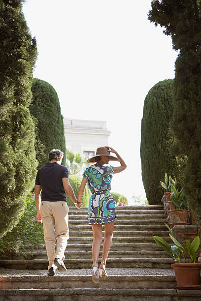 paar walking im freien mit treppe - couple men fashion luxury stock-fotos und bilder