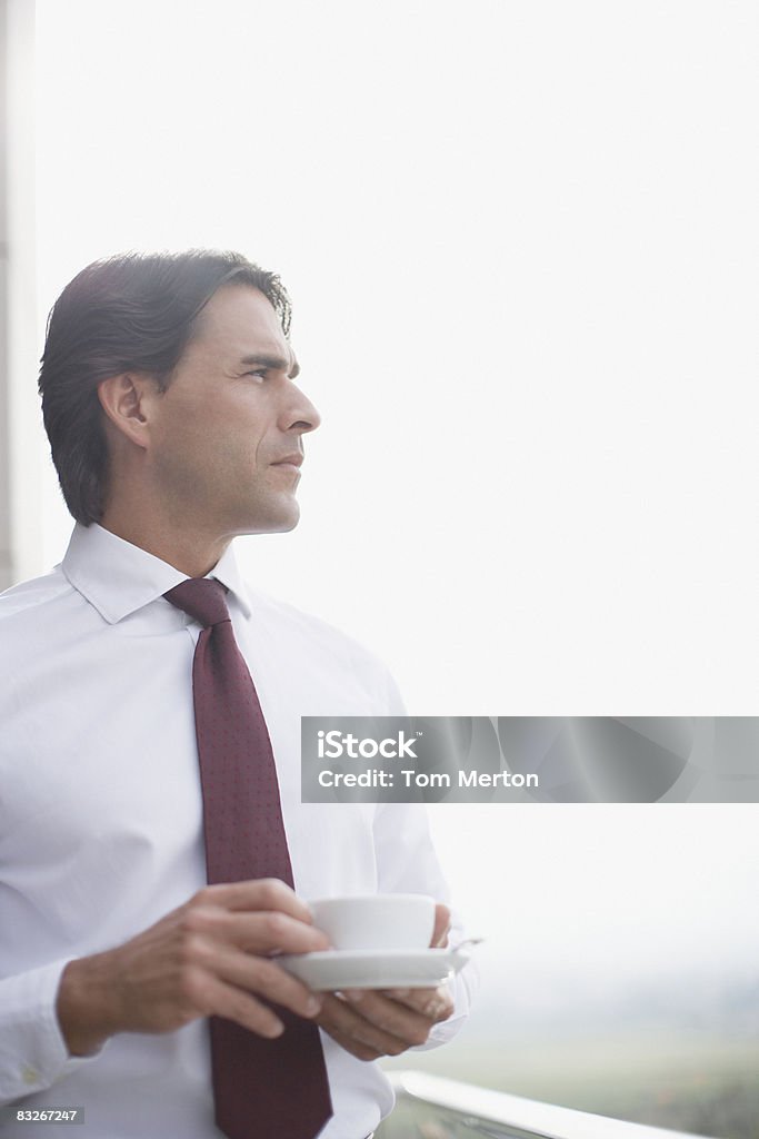 Empresário tomando café na varanda - Foto de stock de 30 Anos royalty-free