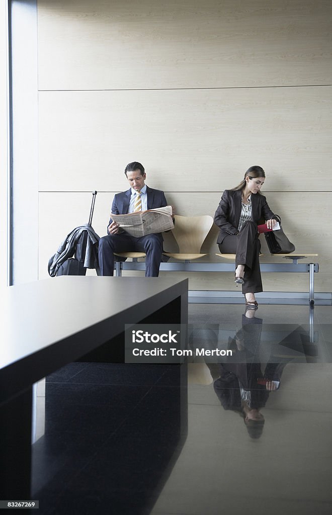 Geschäftsleute sitzen in Wartebereich - Lizenzfrei Zeitung Stock-Foto