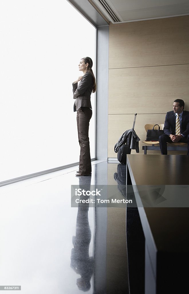 Gente de negocios en la sala de espera - Foto de stock de Ventana libre de derechos