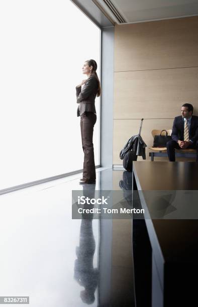 Gente De Negocios En La Sala De Espera Foto de stock y más banco de imágenes de Ventana - Ventana, Mujeres, Negocio