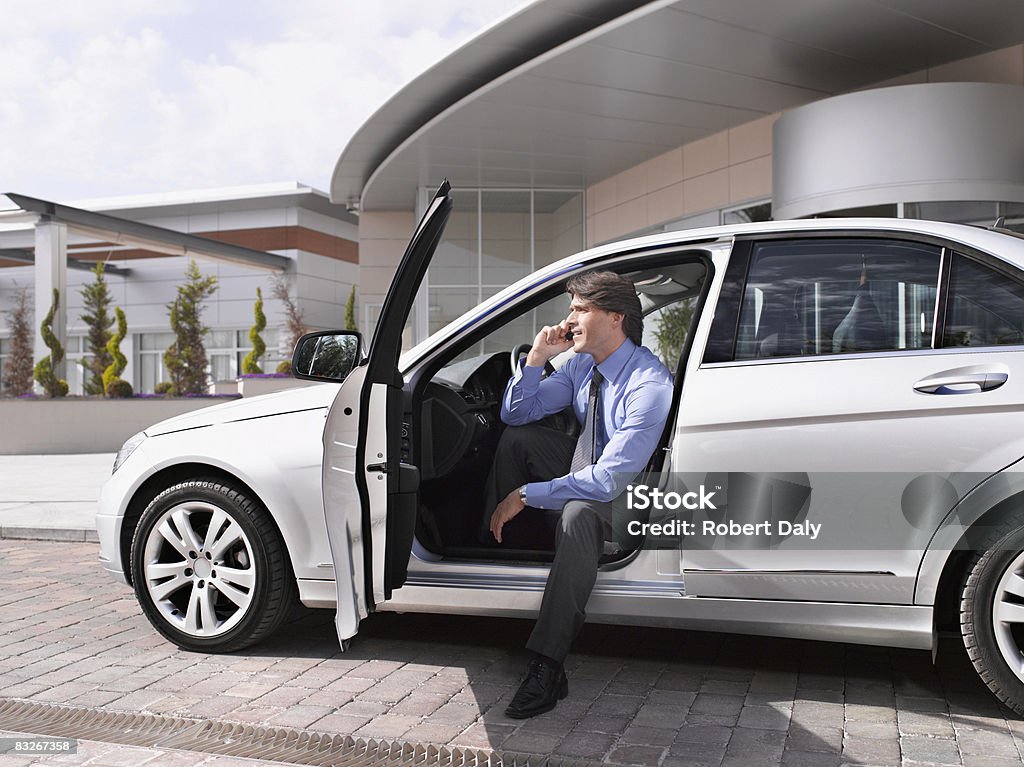 車に座っているビジネスマンが携帯電話で話している - ドライブウェイのロイヤリティフリーストックフォト