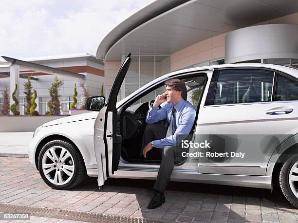 車に座っているビジネスマンが携帯電話で話している - ドライブウェイのストックフォトや画像を多数ご用意 - ドライブウェイ, 自動車, 現代的