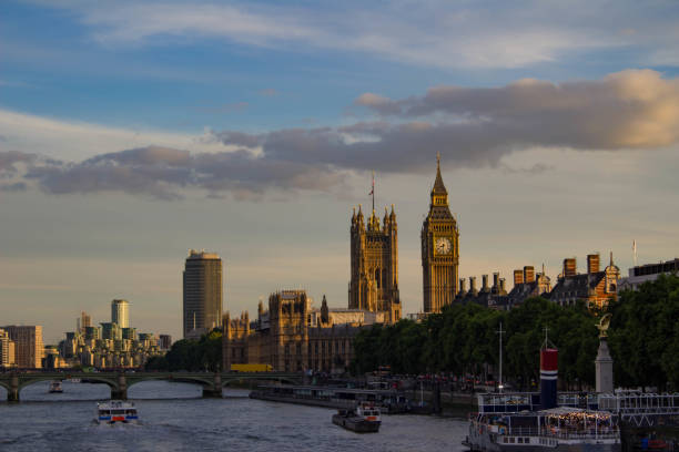 vue de monuments et de tamise - british flag big ben london england large photos et images de collection