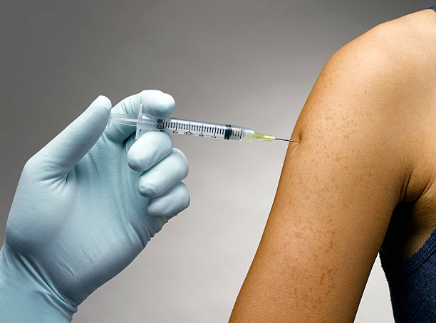 사람이 수용적 백신 - syringe injecting vaccination cold and flu 뉴스 사진 이미지