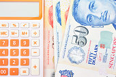 rechner-und-banknote-singapur-dollar.jpg?b=1&s=170x170&k=20&c=CHBiBka1RM1k6--EGNEQwZwtojGt5JcyFGA7MtZGypU=