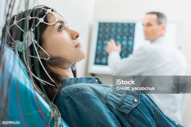 Affascinante Giovane Donna Sottoposta A Elettroencefalografia - Fotografie stock e altre immagini di Elettroencefalogramma