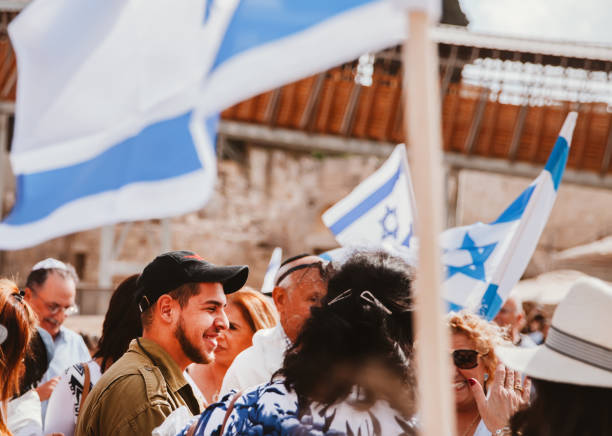 israelische soldaten in jerusalem - israel judaism israeli flag flag stock-fotos und bilder