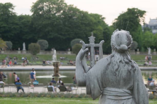 jardín de luxemburgo en parís - statue architecture sculpture formal garden fotografías e imágenes de stock