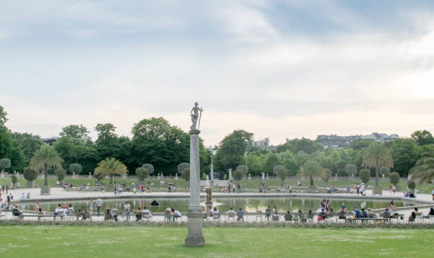 jardín de luxemburgo en parís - statue architecture sculpture formal garden fotografías e imágenes de stock