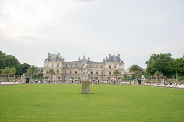 jardín de luxemburgo en parís - statue architecture sculpture formal garden fotografías e imágenes de stock