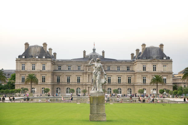 jardín de luxemburgo en parís - statue architecture sculpture formal garden fotografías e imágenes de stock