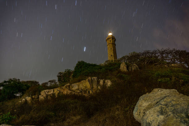 faro de las estrellas - star trail clear sky tranquil scene circle fotografías e imágenes de stock