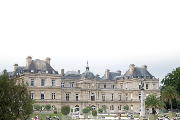 jardín de luxemburgo en parís - statue architecture sculpture formal garden fotografías e imágenes de stock